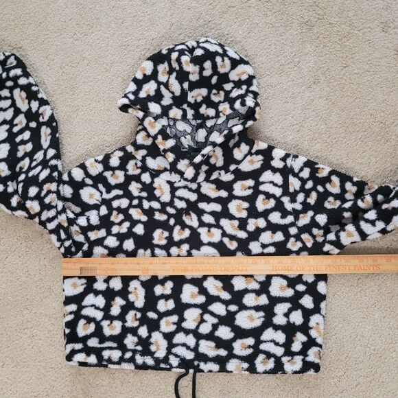 Wild Fable Cropped Hoodie Womens M Black White Animal Print Fleece Pullover - Picture 7 of 12
